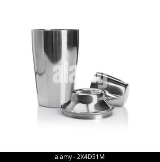 Cocktailshaker aus Metall, Sieb und Becher isoliert auf weiß Stockfoto