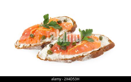 Leckere Kanapees mit Lachs, Kapern und Frischkäse isoliert auf weiß Stockfoto