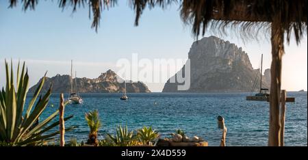 Panoramablick auf es Vedra und es Vendrell von der Bucht Cala d Hort, Sant Josep dat Sonnenuntergang, Sa Talaia, Ibiza, Balearen, Spanien Stockfoto