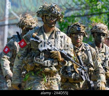 Dongducheon, Südkorea. Mai 2024. US-Soldaten nehmen an den STX Lanes (situatives Training) Teil, während der Best Squad Competition, die von der 2. US-Infanteriedivision und der ROK-US-Kombinierten Division im Camp Casey der US Army in Dongducheon durchgeführt wird. Die US 2nd Infantry Division und die ROK-US Combined Division führen vom 29. April bis zum 6. Mai den besten Truppenwettbewerb durch. Quelle: SOPA Images Limited/Alamy Live News Stockfoto