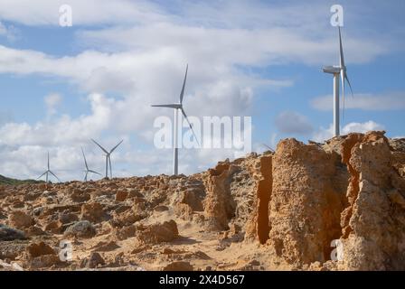 Windturbinen vor dem Hintergrund einer natürlichen felsigen Landschaft, Treppen und Himmel. Versteinerter Wald an der Küste von Cape Bridgewater, Stockfoto