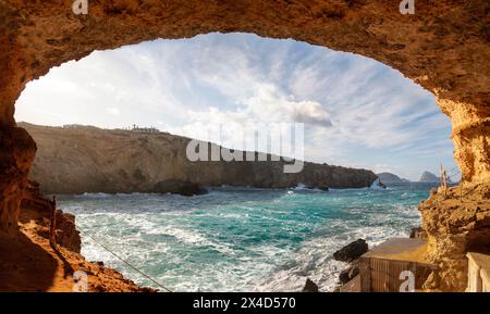 Panoramablick auf die Höhle Sa Figuera in der Nähe des Strandes cala Comte, Sant Josep de Sa Talaia, Ibiza, Balearen, Spanien Stockfoto