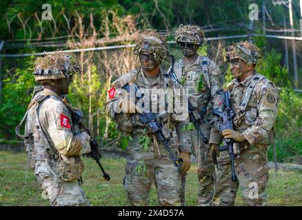 Dongducheon, Südkorea. Mai 2024. US-Soldaten nehmen an den STX Lanes (situatives Training) Teil, während der Best Squad Competition, die von der 2. US-Infanteriedivision und der ROK-US-Kombinierten Division im Camp Casey der US Army in Dongducheon durchgeführt wird. Die US 2nd Infantry Division und die ROK-US Combined Division führen vom 29. April bis zum 6. Mai den besten Truppenwettbewerb durch. Quelle: SOPA Images Limited/Alamy Live News Stockfoto