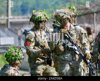 Dongducheon, Südkorea. Mai 2024. US-Soldaten nehmen an den STX Lanes (situatives Training) Teil, während der Best Squad Competition, die von der 2. US-Infanteriedivision und der ROK-US-Kombinierten Division im Camp Casey der US Army in Dongducheon durchgeführt wird. Die US 2nd Infantry Division und die ROK-US Combined Division führen vom 29. April bis zum 6. Mai den besten Truppenwettbewerb durch. (Foto: Kim Jae-Hwan/SOPA Images/SIPA USA) Credit: SIPA USA/Alamy Live News Stockfoto