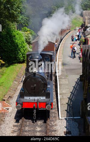 England, West Yorkshire, Haworth Station an der Keighley & Worth Valley Conserved Steam Railway mit L&YR Lokomotive No.957 Stockfoto