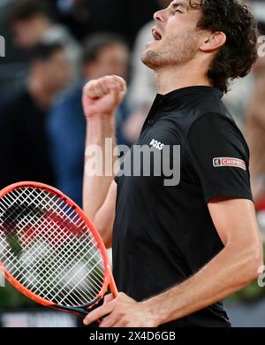 Madrid, Spanien. April 2024. Der US-amerikanische Tennisspieler Taylor Fritz besiegte Cerúndolo aus Argentinien im Viertelfinale der Mutua Madrid Open mit 6:1, 3:6, 6:3. Quelle: Cézaro de Luca/dpa/Alamy Live News Stockfoto