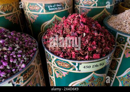 Marrakesch, Marokko. Getrocknete Rosen zum Verkauf in der Medina. Stockfoto