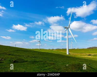 Senvion MM82/2050 Windturbinen auf der Carsington Weide in Derbyshire Dales England. Stockfoto