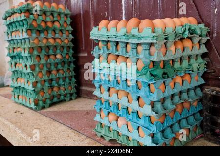 Fes, Marokko. Frische Eier zum Verkauf in der Medina. Stockfoto