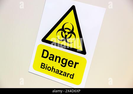 Gefahrenwarnschild in einem wissenschaftlichen Labor. Stockfoto