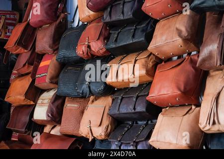 Fes, Marokko. Schöne Taschen und Geldbörsen zum Verkauf in der Gerberei des Souk. Stockfoto