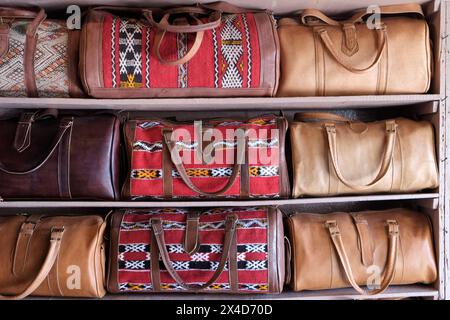 Fes, Marokko. Schöne Taschen und Geldbörsen zum Verkauf in der Gerberei des Souk. Stockfoto