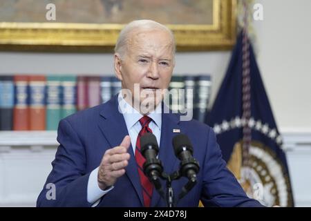 Washington, Usa. April 2024. US-Präsident Joe Biden gibt am Donnerstag, den 2. Mai 2024, eine Erklärung über die Unruhen auf dem Campus im Roosevelt Room des Weißen Hauses in Washington, DC ab. In seinen Ausführungen sagte der Präsident, dass es in Amerika keinen Platz für Rassismus oder Antisemitismus gibt. Credit: Chris Kleponis/Pool über CNP Credit: Abaca Press/Alamy Live News Stockfoto