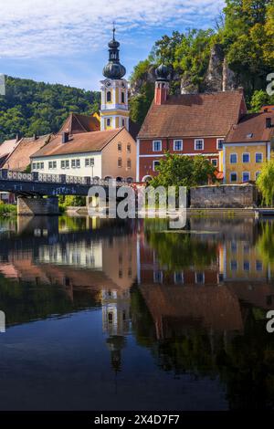 Idyllisches Dorf am Fluss Naab mit einer malerischen Altstadt Stockfoto