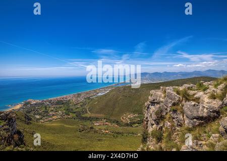 Panoramablick auf die Küste von Latium in Italien, von der Spitze des felsigen Berges. Unten links befindet sich das kleine Dorf Sperlonga und im Hintergrund Th Stockfoto