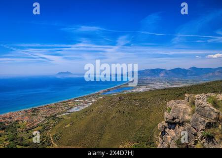 Panoramablick auf die Küste von Latium in Italien, von der Spitze des felsigen Berges. Unten links befindet sich das kleine Dorf Sperlonga und im Hintergrund Th Stockfoto