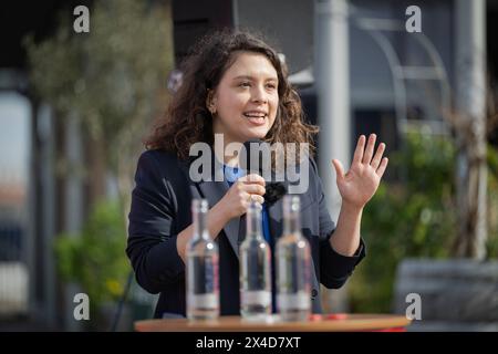 Delara Burkhardt SPD Europawahlkandidatin Delara Burkhardt am Sonntag, den 28. April 2024 an der Kieler Bahnhofsbrücke Kiel Schleswig-Holstein Deutschland fpr-burkhardt-7762 *** Delara Burkhardt SPD-Europawahlkandidatin Delara Burkhardt am Sonntag, 28. April 2024 auf der Kieler Bahnhofsbrücke Kiel Schleswig Holstein Deutschland fpr burkhardt 7762 Stockfoto