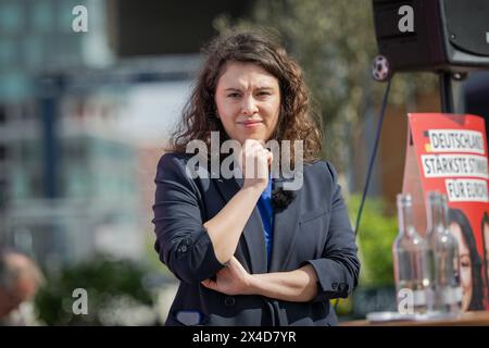 Delara Burkhardt SPD Europawahlkandidatin Delara Burkhardt am Sonntag, den 28. April 2024 an der Kieler Bahnhofsbrücke Kiel Schleswig-Holstein Deutschland fpr-burkhardt-8057 *** Delara Burkhardt SPD-Europawahlkandidatin Delara Burkhardt am Sonntag, 28. April 2024 auf der Kieler Bahnhofsbrücke Kiel Schleswig Holstein Deutschland fpr burkhardt 8057 Stockfoto