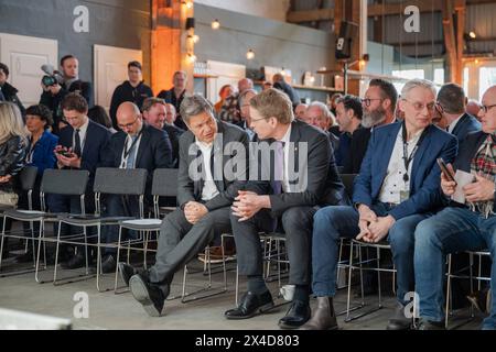 Northvolt Robert Habeck Grüne und Daniel Günther CDU - Offizieller Baubeginn bei Northvolt Kiel Schleswig-Holstein Deutschland fpr-habeck-günther-0528 *** Northvolt Robert Habeck Greens und Daniel Günther CDU Offizieller Baubeginn bei Northvolt Kiel Schleswig-Holstein Deutschland fpr habeck günther 0528 Stockfoto