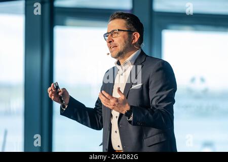 Carsten C. Schermuly Prof. Dr. rer. nat. Carsten C. Schermuly, Diplom-Psychologe, Leiter des Studiengangs Internationale Betriebswirtschaftslehre mit Schwerpunkt Wirtschaftspsychologie an der SRH Hochschule Berlin. Kiel Schleswig-Holstein Deutschland fpr-schermuly-2158 *** Carsten C Schermuly Prof Dr rer nat Carsten C Schermuly, Diplom-Psychologe, Leiter des Studiengangs International Business Administration mit Schwerpunkt Wirtschaftspsychologie an der SRH Hochschule Berlin Kiel Schleswig Holstein Deutschland fpr schermuly 2158 Stockfoto