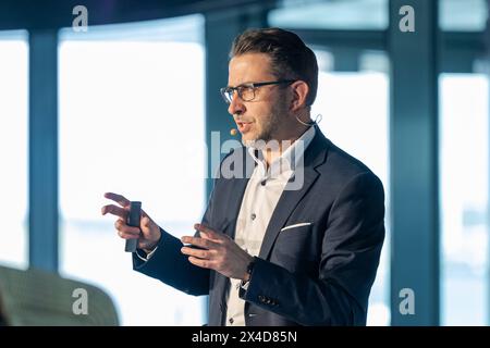 Carsten C. Schermuly Prof. Dr. rer. nat. Carsten C. Schermuly, Diplom-Psychologe, Leiter des Studiengangs Internationale Betriebswirtschaftslehre mit Schwerpunkt Wirtschaftspsychologie an der SRH Hochschule Berlin. Kiel Schleswig-Holstein Deutschland fpr-schermuly-2136 *** Carsten C Schermuly Prof Dr rer nat Carsten C Schermuly, Diplom-Psychologe, Leiter des Studiengangs International Business Administration mit Schwerpunkt Wirtschaftspsychologie an der SRH Hochschule Berlin Kiel Schleswig Holstein Deutschland fpr schermuly 2136 Stockfoto