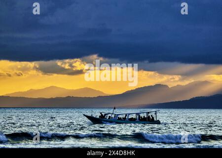 Blick bei spätem Sonnenuntergang auf den Vulkan Mount Agung auf der Insel Bali, Indonesien. Ein aktiver Vulkan mit einer Höhe von 3.014 Metern (9.888') ist der zweithöchste Vulkan Stockfoto