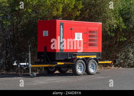 Paarl, Wesstern Cape, Südafrika. 13.04. 2024. Ein rot lackierter Dieselgenerator, der auf einem Anhänger mit vier Rädern montiert ist und für den Transport bereit ist. Stockfoto