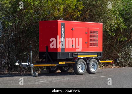 Paarl, Wesstern Cape, Südafrika. 13.04. 2024. Ein rot lackierter Dieselgenerator, der auf einem Anhänger mit vier Rädern montiert ist und für den Transport bereit ist. Stockfoto