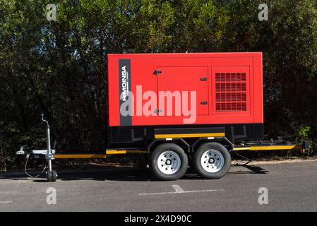 Paarl, Wesstern Cape, Südafrika. 13.04. 2024. Ein rot lackierter Dieselgenerator, der auf einem Anhänger mit vier Rädern montiert ist und für den Transport bereit ist. Stockfoto