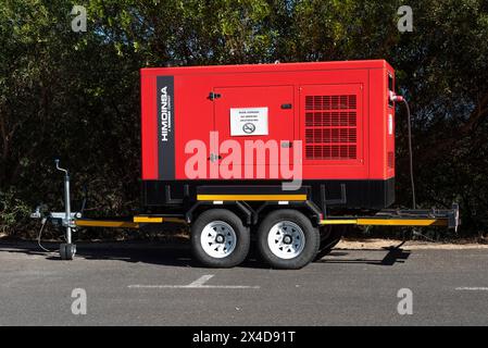 Paarl, Wesstern Cape, Südafrika. 13.04. 2024. Ein rot lackierter Dieselgenerator, der auf einem Anhänger mit vier Rädern montiert ist und für den Transport bereit ist. Stockfoto