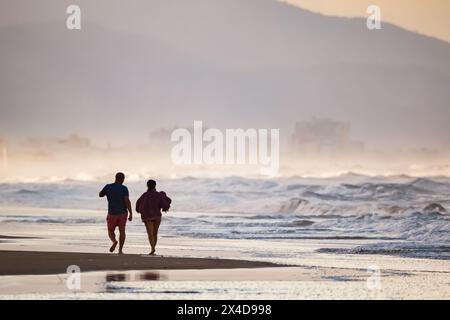 Ein Paar am Strand von Oliva Stockfoto