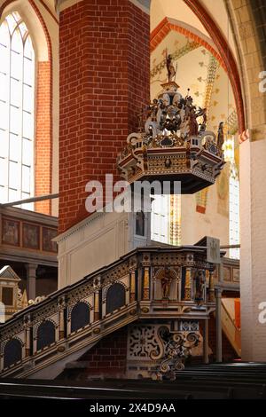 Innenraum der St. Nikolai-Kirche in Jüterbog, Land Brandenburg - Deutschland, 1. Mai 2024 Stockfoto