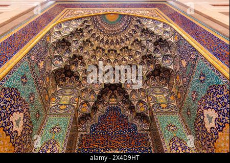 Verzierte Dekoration im Männerbetsraum der Sultan-Qaboos-Moschee, Maskat, Oman. Stockfoto