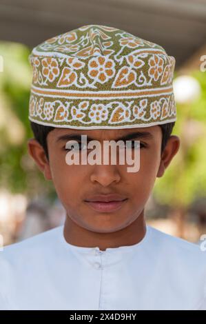 Porträt eines Jungen auf dem Nizwa Viehmarkt. Nizwa, Oman. (Nur Für Redaktionelle Zwecke) Stockfoto