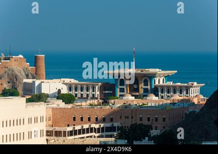 Blick auf den Sultan Qaboos Palast, Al-Alam Palast, am Persischen Golf. Al-Alam-Palast, Maskat, Oman. Stockfoto