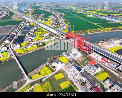 Peking, China. März 2024. Ein Luftdrohnenfoto vom 29. März 2024 zeigt eine Baustelle an der Schnellstraße, die das ostchinesische Shanghai und die nordwestchinesische Provinz Shaanxi verbindet. Quelle: Ji Chunpeng/Xinhua/Alamy Live News Stockfoto