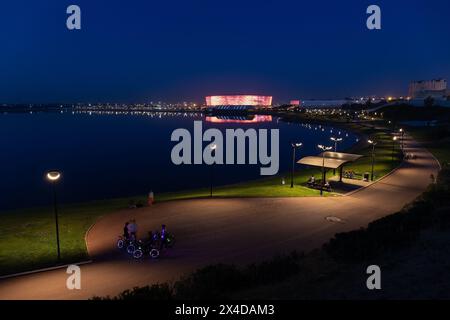 Baku. Aserbaidschan. 05.22.2021. Die Leute laufen im Park nahe dem Boyuk-Shor-See. Stockfoto