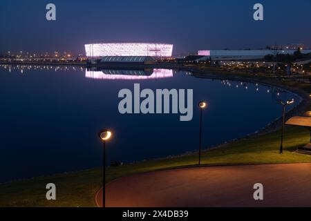 Baku. Aserbaidschan. 05.22.2021. Die Leute laufen im Park nahe dem Boyuk-Shor-See. Stockfoto