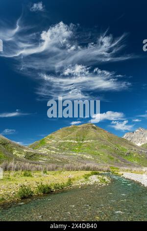 Kanada, Alberta, Waterton Lakes National Park. Blakiston Creek und kleiner Berg. Stockfoto