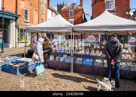 Ludlow Pottery Fine Bone china auf dem traditionellen Freiluftmarkt auf dem Platz im Zentrum der mittelalterlichen Marktstadt Ludlow, Shropshir Stockfoto