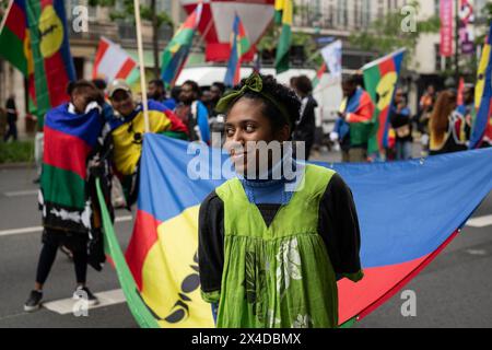 Paris, Frankreich. Mai 2024. Die Demonstranten halten während der jährlichen Maifeier-Demonstration eine Flagge des französischen Territoriums Neukaledonien. Die jährlichen Maiproteste fanden mehr als 120.000 märz in ganz Frankreich statt, wobei ein großes Treffen in Paris zu Zusammenstößen zwischen Demonstranten und der Polizei führte, wobei 45 Festnahmen in der Hauptstadt vorgenommen wurden. Quelle: SOPA Images Limited/Alamy Live News Stockfoto
