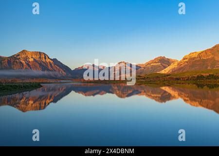 Kanada, Alberta, Waterton Lakes National Park. Die kanadischen Rocky Mountains spiegeln sich im Lower Waterton Lake. Stockfoto