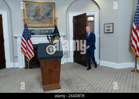 Washington, Usa. Mai 2024. US-Präsident Joe Biden gibt am Donnerstag, den 2. Mai 2024, eine Erklärung über die Unruhen auf dem Campus im Roosevelt Room des Weißen Hauses in Washington, DC ab. In seinen Ausführungen sagte der Präsident, dass es in Amerika keinen Platz für Rassismus oder Antisemitismus gibt. Credit: Chris Kleponis/Pool über CNP Credit: Abaca Press/Alamy Live News Stockfoto