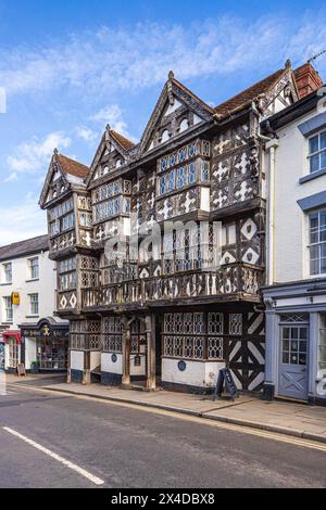 Das historische Feathers Hotel-Fachwerkgebäude am Stierring in der mittelalterlichen Marktstadt Ludlow, Shropshire, England, Großbritannien Stockfoto