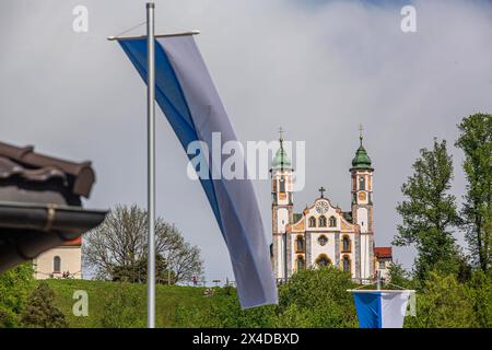 Bad Tölz bis 1899 Tölz ist die Kreisstadt des oberbayerischen Landkreises Bad Tölz-Wolfratshausen. Das größte Bauwerk auf dem Kalvarienberg ist die weithin sichtbare hl.-Kreuz-Kirche. Bad Tölz *** Bad Tölz bis 1899 ist Tölz die Kreisstadt des oberbayerischen Landkreises Bad Tölz Wolfratshausen das größte Gebäude am Kalvarium ist die Heilig-Kreuz-Kirche in Bad Tölz, die weithin sichtbar ist Stockfoto