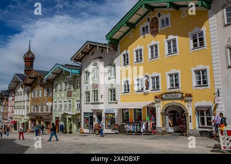 Bad Tölz bis 1899 Tölz ist die Kreisstadt des oberbayerischen Landkreises Bad Tölz-Wolfratshausen. Die Marktstraße bildet ein spätmittelalterliches und barockes Ensemble mit breitgelagerten und mit Fassadenmalereien Lüftlmalerei geschmückten Häusern der Tölzer Kaufleutefamilien und Patrizier. Bad Tölz *** Bad Tölz bis 1899 ist Tölz Kreisstadt des oberbayerischen Landkreises Bad Tölz Wolfratshausen die Marktstraße bildet ein spätmittelalterliches und barockes Ensemble mit breit angelegten Häusern der Tölzer Kaufmannsfamilien und Patriziern, die mit Lüftlmalerei-Fassadengemälden Bad Tölz dekoriert sind Stockfoto