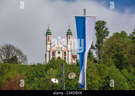 Bad Tölz bis 1899 Tölz ist die Kreisstadt des oberbayerischen Landkreises Bad Tölz-Wolfratshausen. Das größte Bauwerk auf dem Kalvarienberg ist die weithin sichtbare hl.-Kreuz-Kirche. Bad Tölz *** Bad Tölz bis 1899 ist Tölz die Kreisstadt des oberbayerischen Landkreises Bad Tölz Wolfratshausen das größte Gebäude am Kalvarium ist die Heilig-Kreuz-Kirche in Bad Tölz, die weithin sichtbar ist Stockfoto