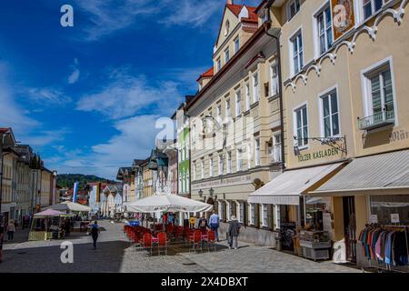 Bad Tölz bis 1899 Tölz ist die Kreisstadt des oberbayerischen Landkreises Bad Tölz-Wolfratshausen. Die Marktstraße bildet ein spätmittelalterliches und barockes Ensemble mit breitgelagerten und mit Fassadenmalereien Lüftlmalerei geschmückten Häusern der Tölzer Kaufleutefamilien und Patrizier. Bad Tölz *** Bad Tölz bis 1899 ist Tölz Kreisstadt des oberbayerischen Landkreises Bad Tölz Wolfratshausen die Marktstraße bildet ein spätmittelalterliches und barockes Ensemble mit breit angelegten Häusern der Tölzer Kaufmannsfamilien und Patriziern, die mit Lüftlmalerei-Fassadengemälden Bad Tölz dekoriert sind Stockfoto