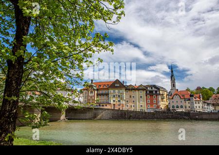 Bad Tölz bis 1899 Tölz ist die Kreisstadt des oberbayerischen Landkreises Bad Tölz-Wolfratshausen. Blick auf die Häuser am Kapellengasteig mit der Stadtpfarrkirche Maria Himmelfahrt hinten rechts und dem Marienstift bzw. Krüglederer-Haus-Links. Im Mauthäusl ist das Museum der Bulle von Tölz untergebracht. Bad Tölz *** Bad Tölz bis 1899 ist Tölz Kreisstadt des oberbayerischen Landkreises Bad Tölz Wolfratshausen Blick auf die Häuser am Kapellengasteig mit der Pfarrkirche Maria Himmelfahrt hinten rechts und dem Marienstift oder Kruglederer Haus links das Mauthäusl Haus Stockfoto