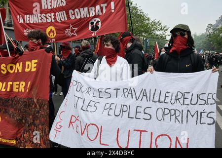 Paris, Frankreich. Mai 2024. Demonstranten und gewerkschaftsvertreter marschieren mit Transparenten während der jährlichen Maifeier-Demonstration. Die jährlichen Maiproteste fanden mehr als 120.000 märz in ganz Frankreich statt, wobei ein großes Treffen in Paris zu Zusammenstößen zwischen Demonstranten und der Polizei führte, wobei 45 Festnahmen in der Hauptstadt vorgenommen wurden. (Foto: Graham Martin/SOPA Images/SIPA USA) Credit: SIPA USA/Alamy Live News Stockfoto